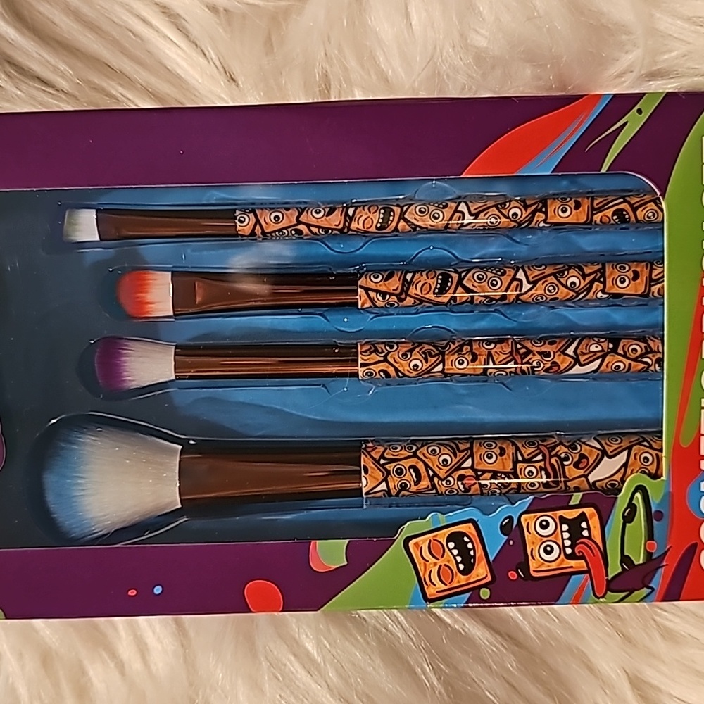 Cinnamon Toast Crunch 4 Piece Cosmetic Brush Set - Picture 9 of 12